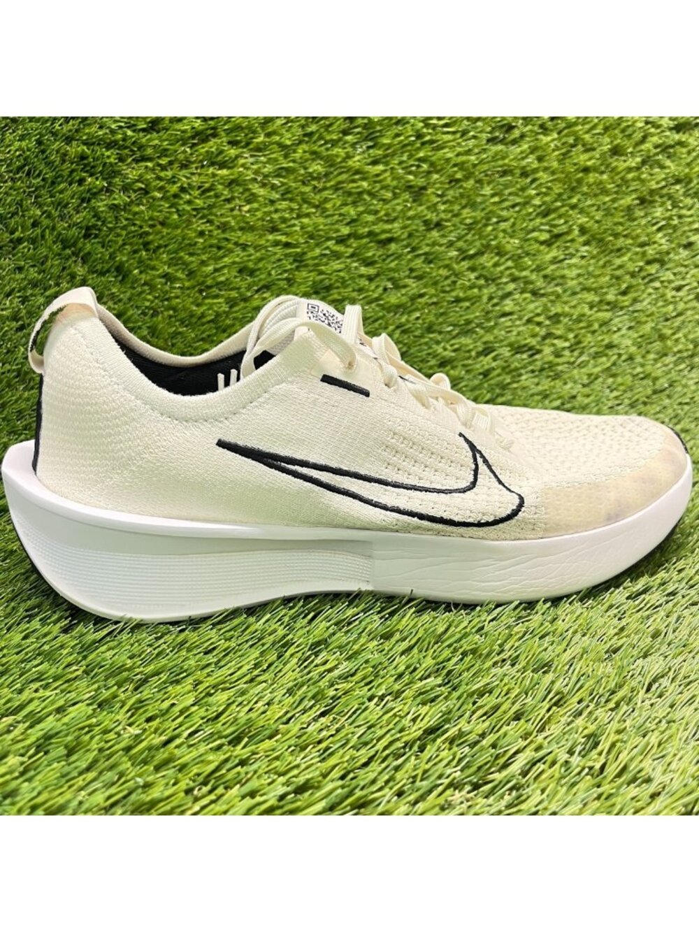 Nike Interact Run Mens Size 11 Ivory Black White Athletic Running Shoes Sneakers